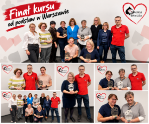 Uczestnicy finału kursu brydża od podstaw w Warszawie z pucharami
